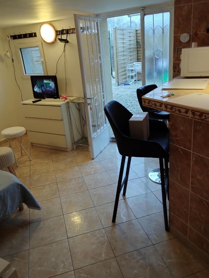 Studio Meuble Avec Piscine Partagee La Ferté-Gaucher Dış mekan fotoğraf