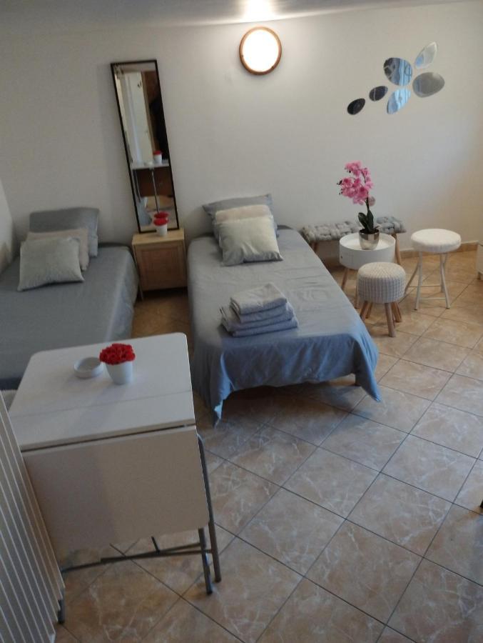 Studio Meuble Avec Piscine Partagee La Ferté-Gaucher Dış mekan fotoğraf
